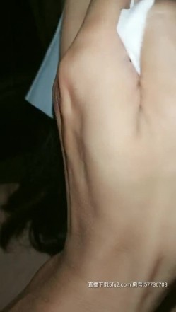 人妻的诱惑露脸很迷人，大奶子大屁股约出来玩个车震，真他么骚蝴蝶逼水好多，主动口交车上车下爆草射脸上 截图13