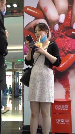 商城跟随偷窥高颜少妇 美妆店花裙美女 蕾丝花边内内夹得很紧 少妇穿个可爱草莓内内 截图8
