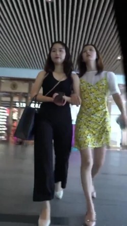 商城跟随偷窥高颜少妇 美妆店花裙美女 蕾丝花边内内夹得很紧 少妇穿个可爱草莓内内 截图10