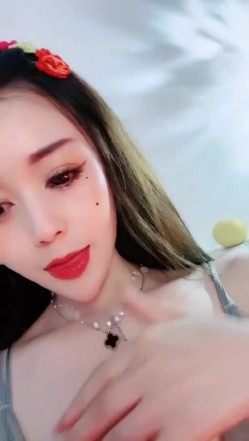 极品女神！【两条鱼儿】户外美腿丝足~冰棍猛插~超级过瘾 截图1