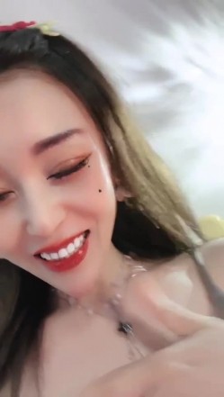 极品女神！【两条鱼儿】户外美腿丝足~冰棍猛插~超级过瘾 截图15