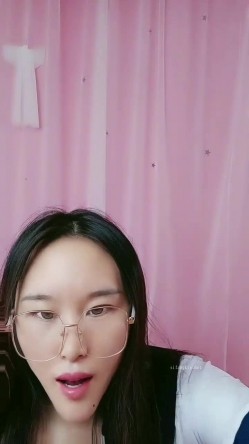 3P系列双飞，一大一小，大场面，【精灵小园】2人争宠服侍主人。多场激情啪啪大秀 截图14