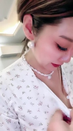 【戴眼镜的老师】淫荡三女 狂约技师 争着吃鸡吧 无套啪啪 骑乘吃奶 内射 口爆 截图1
