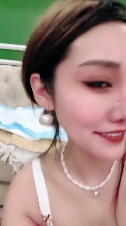 【戴眼镜的老师】淫荡三女 狂约技师 争着吃鸡吧 无套啪啪 骑乘吃奶 内射 口爆 截图16