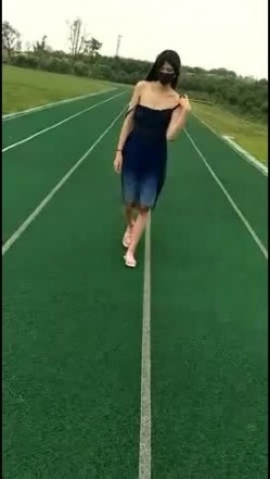性感骚婊尤物女神【小喵】操场被操 户外露出啪啪 三女互舔 强制口爆 极其淫荡，SSS极品尤物 腰部以下全是腿 截图1