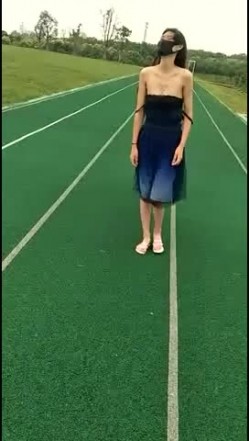 性感骚婊尤物女神【小喵】操场被操 户外露出啪啪 三女互舔 强制口爆 极其淫荡，SSS极品尤物 腰部以下全是腿 截图2