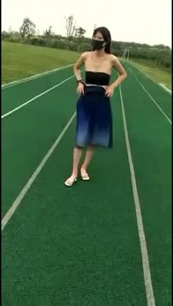 性感骚婊尤物女神【小喵】操场被操 户外露出啪啪 三女互舔 强制口爆 极其淫荡，SSS极品尤物 腰部以下全是腿 截图3