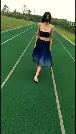 性感骚婊尤物女神【小喵】操场被操 户外露出啪啪 三女互舔 强制口爆 极其淫荡，SSS极品尤物 腰部以下全是腿 截图4