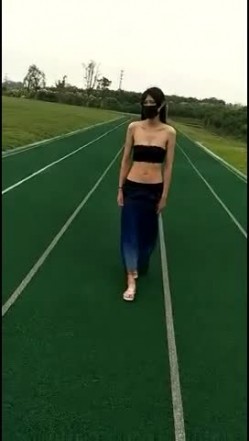 性感骚婊尤物女神【小喵】操场被操 户外露出啪啪 三女互舔 强制口爆 极其淫荡，SSS极品尤物 腰部以下全是腿 截图7