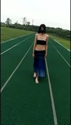 性感骚婊尤物女神【小喵】操场被操 户外露出啪啪 三女互舔 强制口爆 极其淫荡，SSS极品尤物 腰部以下全是腿 截图8
