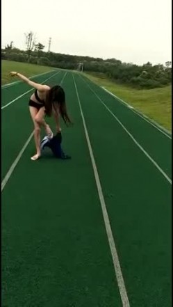 性感骚婊尤物女神【小喵】操场被操 户外露出啪啪 三女互舔 强制口爆 极其淫荡，SSS极品尤物 腰部以下全是腿 截图14