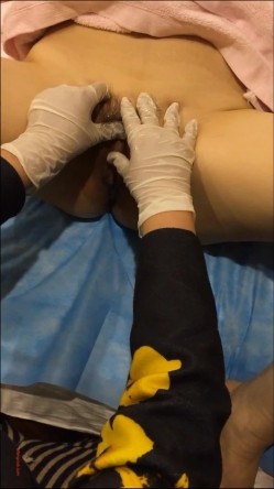 对白超刺激美容美体女子会所按摩老师给贵妇阴部护理按摩边做边讲解学员在旁边边拍说她阴蒂挺好的 截图10