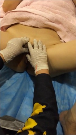 对白超刺激美容美体女子会所按摩老师给贵妇阴部护理按摩边做边讲解学员在旁边边拍说她阴蒂挺好的 截图11