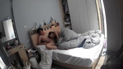 家庭摄象头破解愉拍，同居小情侣激情造爱，大奶蜂腰女友身材一流，性奋小伙爆肏不停 截图1