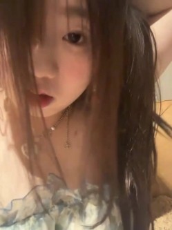 stripchat平台的人气女神，19岁学生妹，【Olivia】，童颜巨乳，高潮狂喷水，跟个水龙头一样，震撼刺激，屌爆了！ 截图1