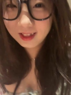 stripchat平台的人气女神，19岁学生妹，【Olivia】，童颜巨乳，高潮狂喷水，跟个水龙头一样，震撼刺激，屌爆了！ 截图3