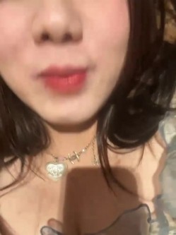 stripchat平台的人气女神，19岁学生妹，【Olivia】，童颜巨乳，高潮狂喷水，跟个水龙头一样，震撼刺激，屌爆了！ 截图4