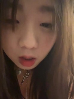 stripchat平台的人气女神，19岁学生妹，【Olivia】，童颜巨乳，高潮狂喷水，跟个水龙头一样，震撼刺激，屌爆了！ 截图7