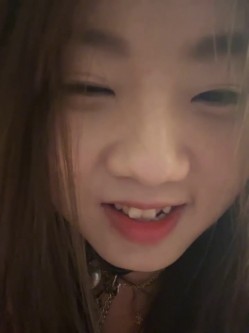stripchat平台的人气女神，19岁学生妹，【Olivia】，童颜巨乳，高潮狂喷水，跟个水龙头一样，震撼刺激，屌爆了！ 截图9