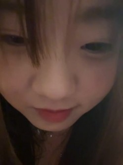 stripchat平台的人气女神，19岁学生妹，【Olivia】，童颜巨乳，高潮狂喷水，跟个水龙头一样，震撼刺激，屌爆了！ 截图10