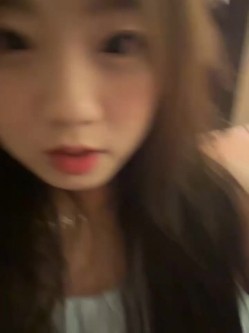 stripchat平台的人气女神，19岁学生妹，【Olivia】，童颜巨乳，高潮狂喷水，跟个水龙头一样，震撼刺激，屌爆了！ 截图11