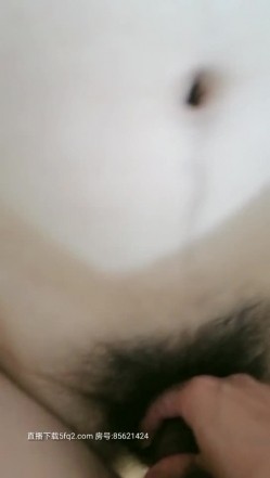 爸妈不在家是姐弟一起啪啪啪，露脸口交大鸡巴，小哥套子都不带翻身就把姐姐插，骚浪呻吟揉捏奶子不要错过 截图2