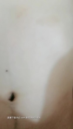 爸妈不在家是姐弟一起啪啪啪，露脸口交大鸡巴，小哥套子都不带翻身就把姐姐插，骚浪呻吟揉捏奶子不要错过 截图3