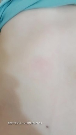 爸妈不在家是姐弟一起啪啪啪，露脸口交大鸡巴，小哥套子都不带翻身就把姐姐插，骚浪呻吟揉捏奶子不要错过 截图4