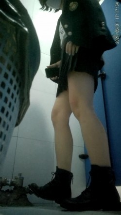 拍多位年轻小姐姐大小便，美女诱惑蜜桃臀，旗袍老阿姨无毛一线天简直太顶了 截图3