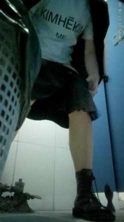 拍多位年轻小姐姐大小便，美女诱惑蜜桃臀，旗袍老阿姨无毛一线天简直太顶了 截图5