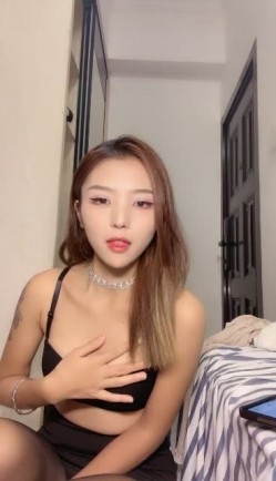 新女神下海！长腿黑丝~【月亮和六便士】揉穴自慰~过瘾！ ！~黑丝大长腿，这骚气的眼神，把持不住啊 截图1