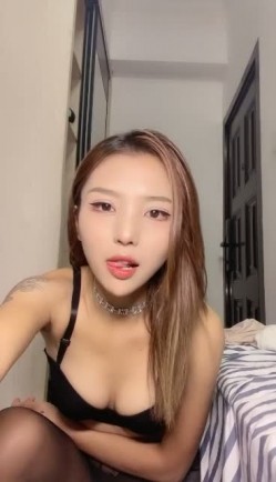 新女神下海！长腿黑丝~【月亮和六便士】揉穴自慰~过瘾！ ！~黑丝大长腿，这骚气的眼神，把持不住啊 截图7