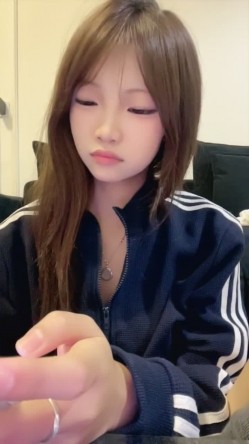 一线天粉屄精神小妹【梨花诗】下海福利，道具自慰，水狂喷 截图2