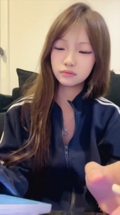 一线天粉屄精神小妹【梨花诗】下海福利，道具自慰，水狂喷 截图10