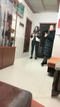 惊险刺激的湖南表哥深夜探淫窝偷拍被老鸨发现拼命逃至另一淫窝找妹子吃快餐 截图1