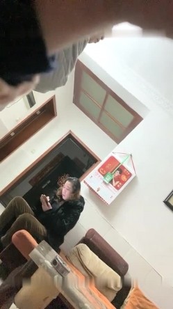 惊险刺激的湖南表哥深夜探淫窝偷拍被老鸨发现拼命逃至另一淫窝找妹子吃快餐 截图2