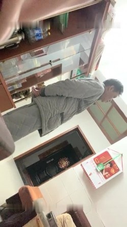 惊险刺激的湖南表哥深夜探淫窝偷拍被老鸨发现拼命逃至另一淫窝找妹子吃快餐 截图3