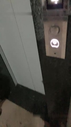 惊险刺激的湖南表哥深夜探淫窝偷拍被老鸨发现拼命逃至另一淫窝找妹子吃快餐 截图4