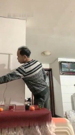 惊险刺激的湖南表哥深夜探淫窝偷拍被老鸨发现拼命逃至另一淫窝找妹子吃快餐 截图11