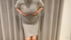 旗袍熟女人妻 先用三个手子进去 慢慢的 身材超丰满 撅着大肥屁屁被无套爆菊花 内射 截图1