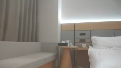 胖子传媒工作室，哥只是个传说_白衣超短裤外围小妹，沙发调情摸奶，床边后入对着镜头草，超清视角录制 截图1