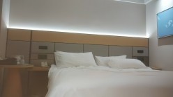 胖子传媒工作室，哥只是个传说_白衣超短裤外围小妹，沙发调情摸奶，床边后入对着镜头草，超清视角录制 截图5