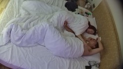 情趣酒店  刚睡醒的男人本能想要打炮 完事儿后可能美女又想打一炮 所以退房前两炮 好一对精童欲女 截图3