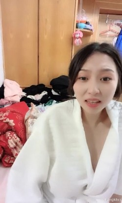 ️今天晚上我等你 ️，8个月孕妇挤乳汁，和妹妹老公一起直播，这尺度够大够劲，教网友们如何认识如何撩孕妇，知识量精彩不断！ 截图12
