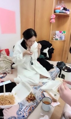 ️今天晚上我等你 ️，8个月孕妇挤乳汁，和妹妹老公一起直播，这尺度够大够劲，教网友们如何认识如何撩孕妇，知识量精彩不断！ 截图14