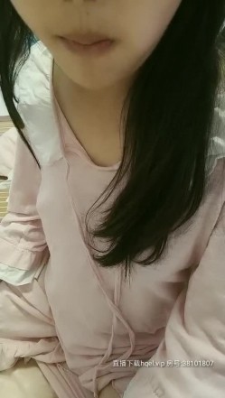 年方二十身怀六甲，挺着个大肚子还要伺候渣男，洗干净逼逼上床给渣男深喉大鸡巴，暴力抽插粉穴，直接干内射 截图13