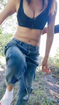 风骚少妇与大哥苞米地头玩车震，69口交大鸡巴真骚，激情女上位让大哥揉着奶子激情抽插，浪荡呻吟不止刺激 截图2