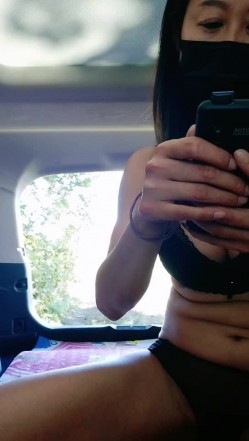 风骚少妇与大哥苞米地头玩车震，69口交大鸡巴真骚，激情女上位让大哥揉着奶子激情抽插，浪荡呻吟不止刺激 截图3