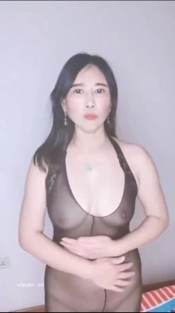 抖音 阿姨 ：静静呀 · 这身材真香，会瑜伽会旅游，一拳拳打进你的小心窝 截图14