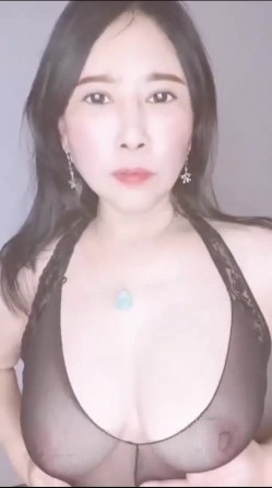 抖音 阿姨 ：静静呀 · 这身材真香，会瑜伽会旅游，一拳拳打进你的小心窝 截图16